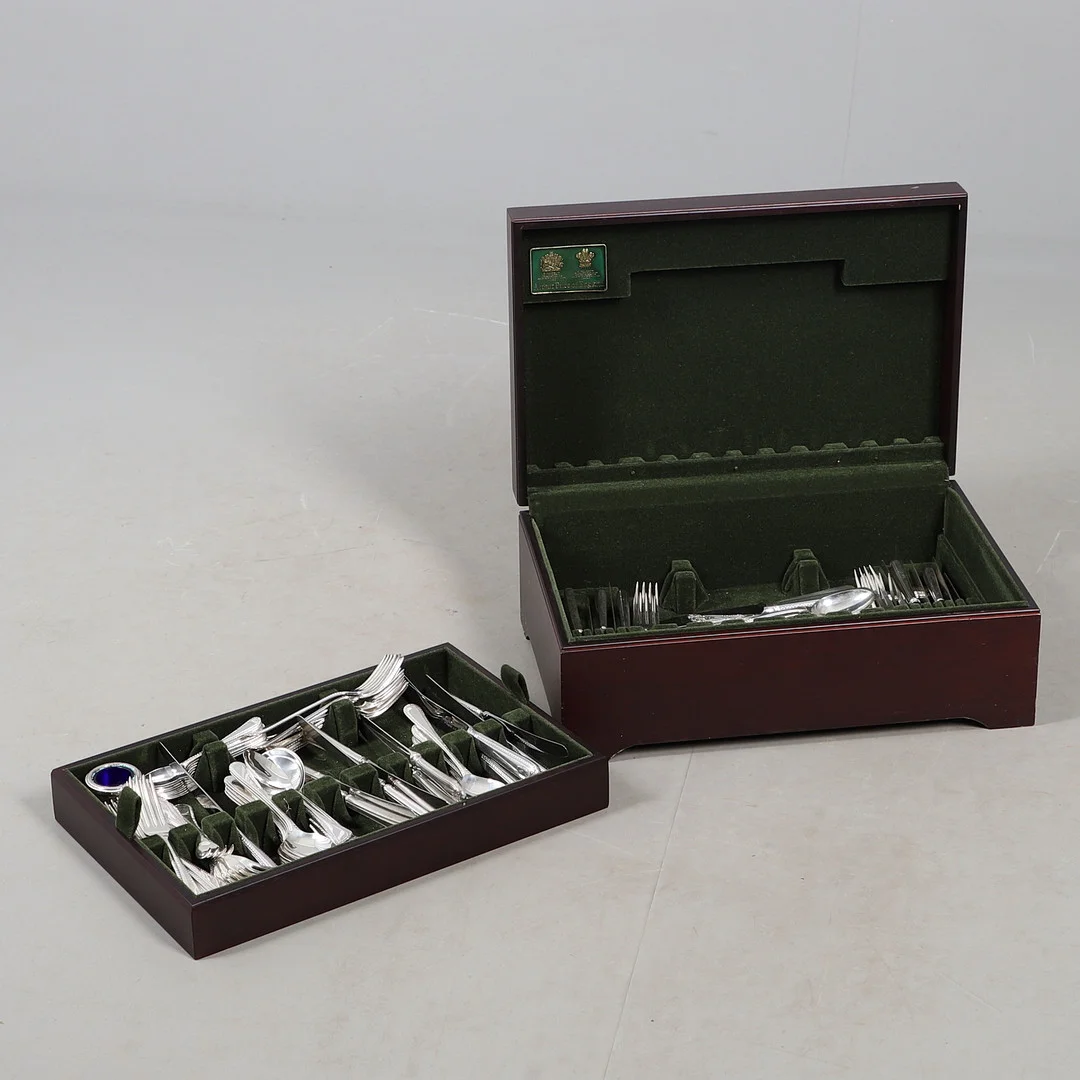 A CANTEEN OF SILVER PLATED CUTLERY. — Silver plated — Lawrences Auctioneers