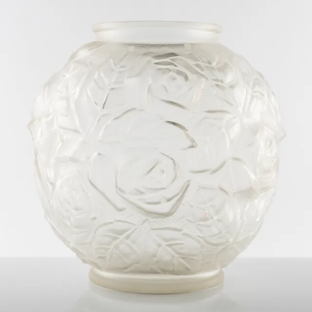 VAS, frostat glas, reliefdekor i form av rosor, Art deco, 1930-tal.