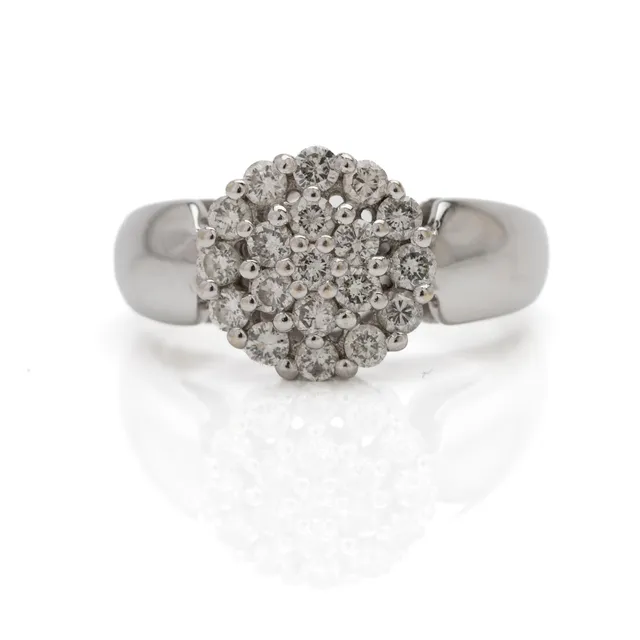 Ring 18K vitguld med diamanter.