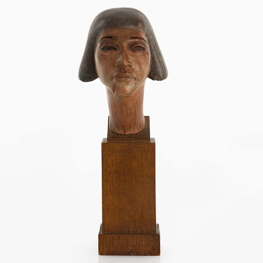 BYST, efter antikens Egypten, 1900-talets första hälft, bemålat lergods, sockel i ek. — Sculptures & Bronzes — Crafoord Auktioner Stockholm