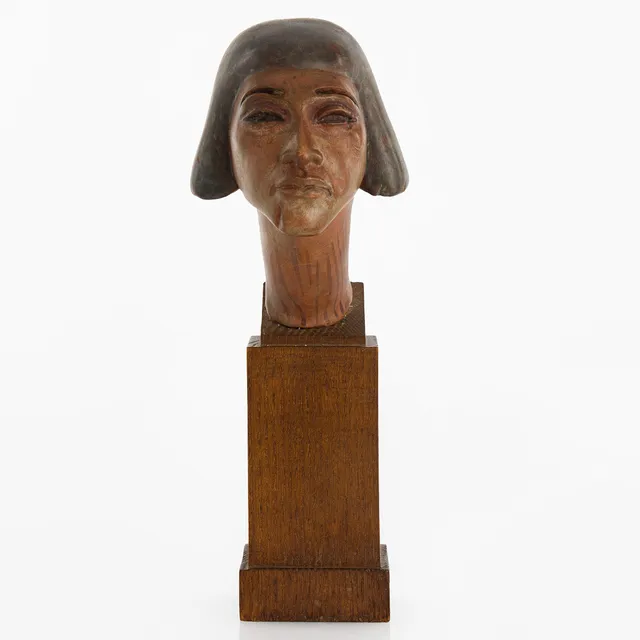 BYST, efter antikens Egypten, 1900-talets första hälft, bemålat lergods, sockel i ek.