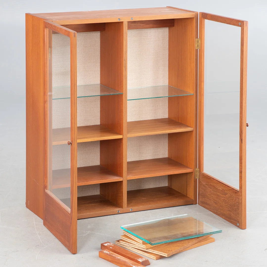 Randers Møbelfabrik, Teak Hängevitrine, 1960er Jahre. — Cupboards, Cabinets & Shelves — Stockholms Auktionsverk Hamburg