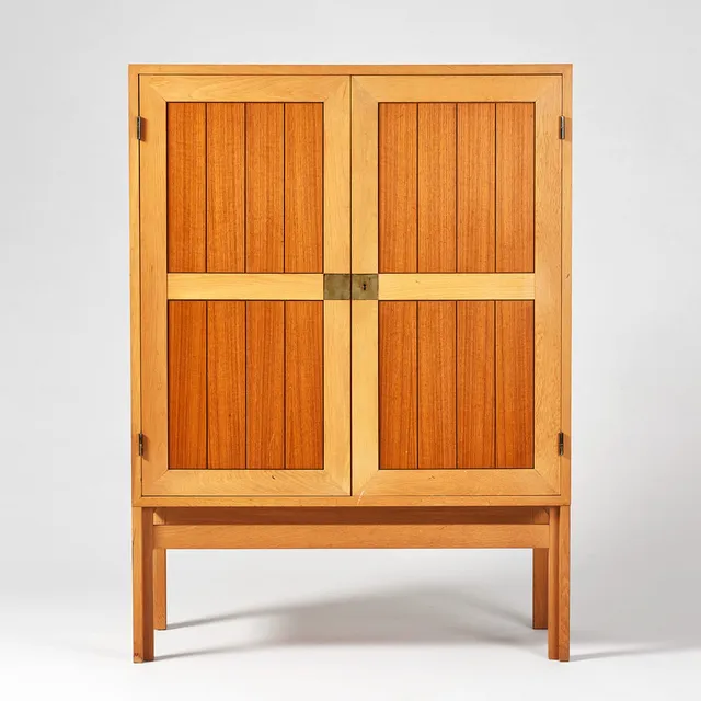 ÅKE FRIBYTER. Skåp, Aktuell Form AB, Lidingö, 1960-tal, ek med lister i teak.