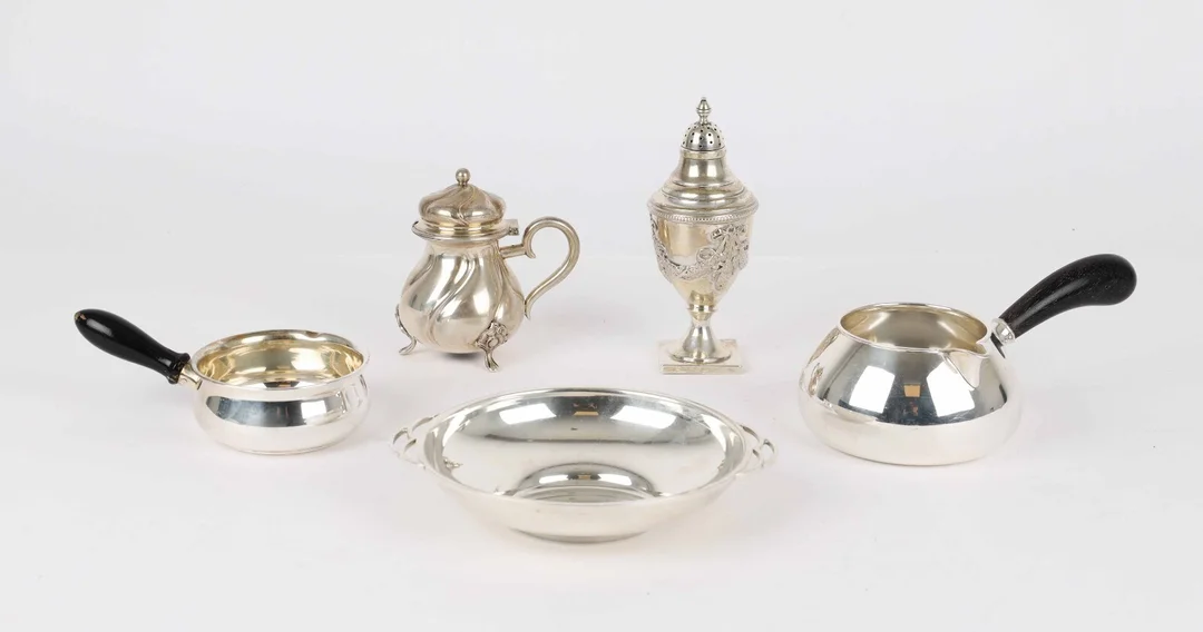 Five pieces of silver: Bowl, two butter spoons, flour bowl and mustard jar (5) — Silver, bronze, copper and pewter/Hollowware — Lauritz
