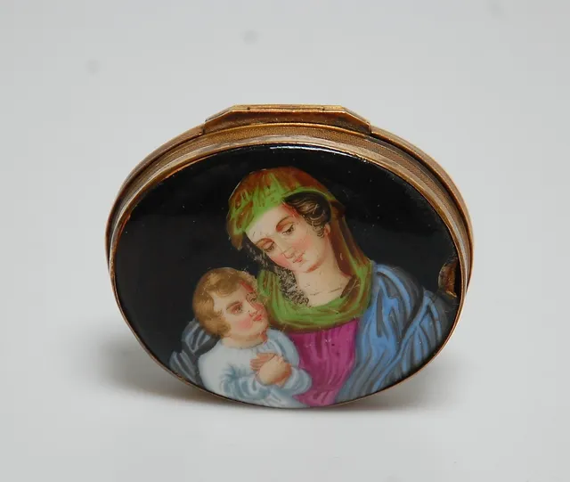 DOSA, porslin, med Jungfru Maria, 1800-tal.
