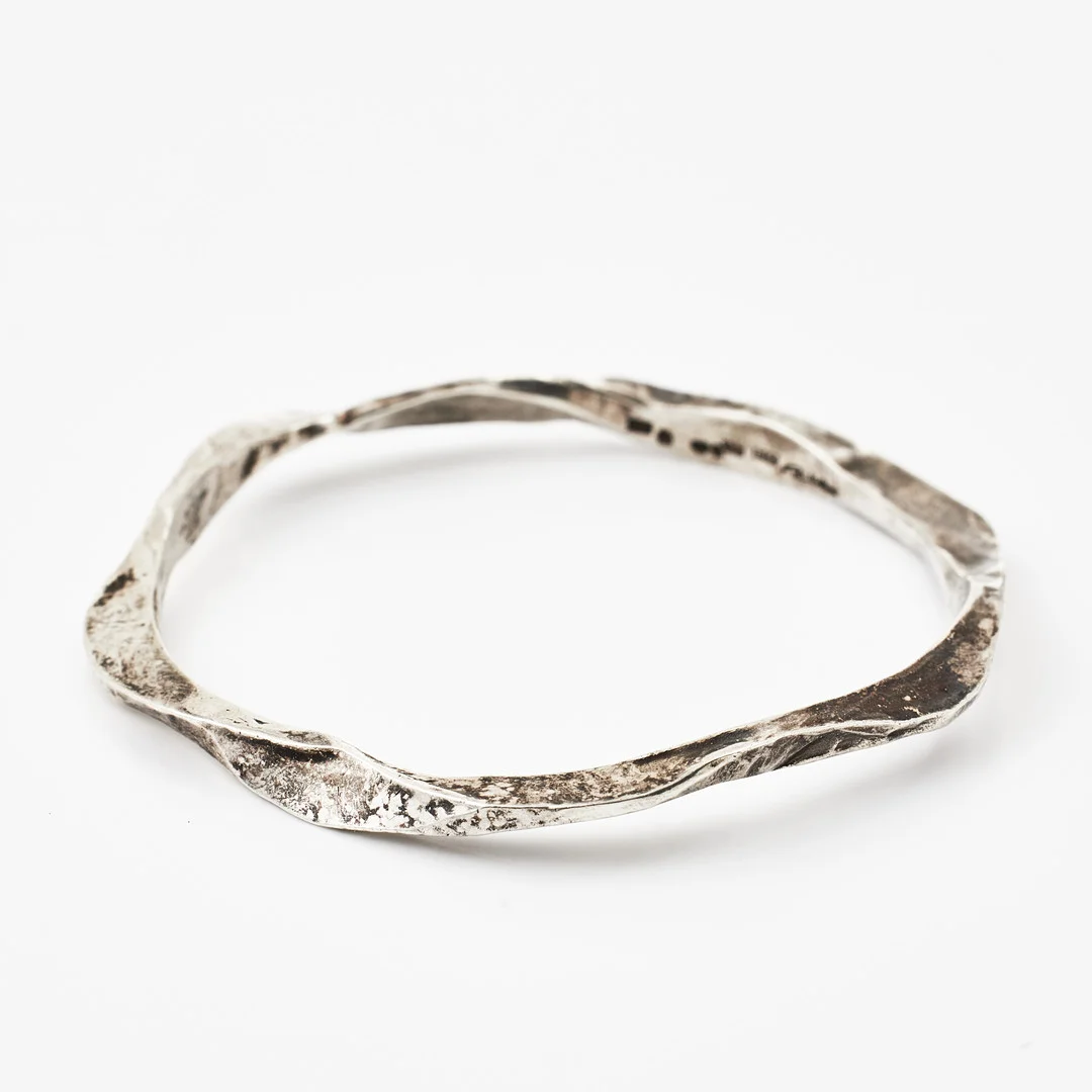 REY URBAN. Armring, sterlingsilver, oregelbunden form och hamrad dekor, Stockholm 1979. — Bracelets — Stockholms Auktionsverk Magasin 5