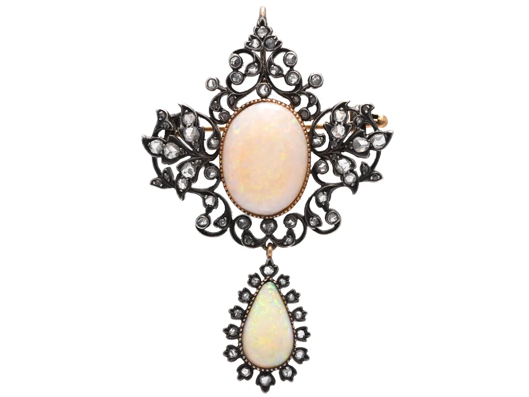 HÄNGE/BROSCH, silver/18K guld, av genombruten form med vegetativ dekor, 1 oval-, 1 droppslipad cabochonopaler, 67 rosenslipade diamanter, omkring 1895, höjd 5,4 cm, vikt 11,6 g, omgjord, mittopal senare fattad, etui. — Smycken/Hänge — Kaplans