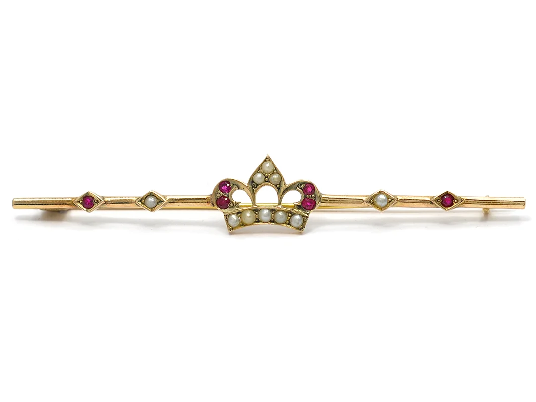 BROSCH, 14K guld, orientaliska pärlor, 6 rubiner, längd 7,5 cm, vikt 3,6 g. — Smycken/Brosch — Kaplans
