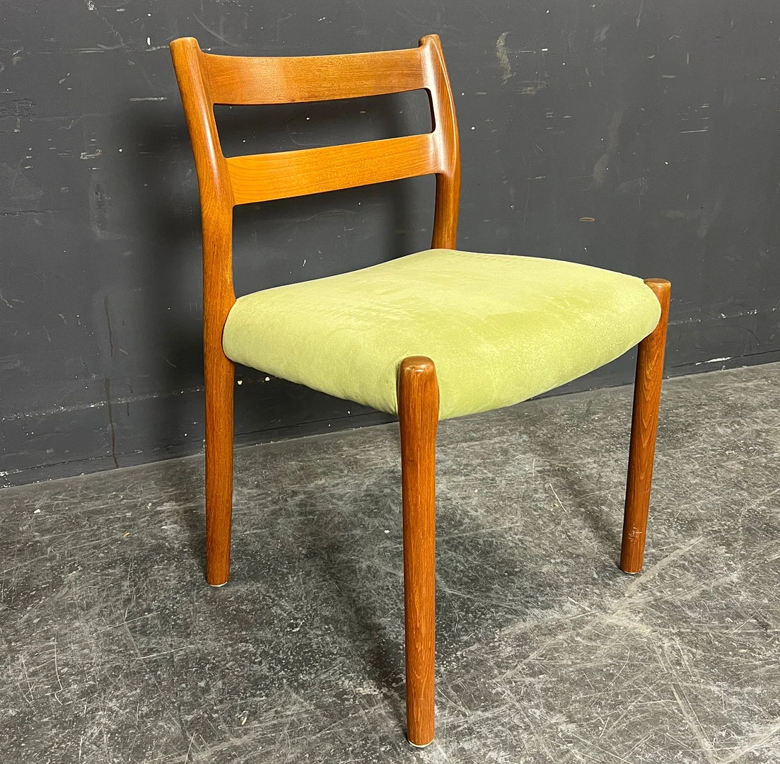 NIELS O. MØLLER. EIN STUHL. — Armchairs & Chairs — Colombos