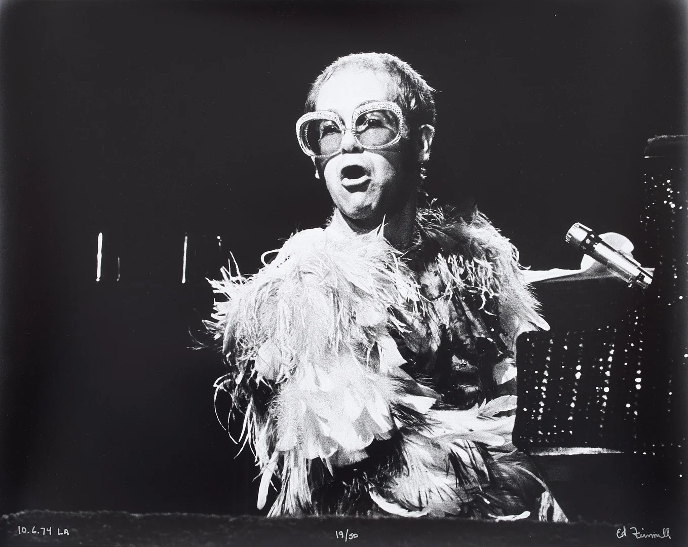ED FINNELL (USA/SVERIGE, FÖDD 1956). Elton John, "Goodbye Yellowbrick Road Tour", Los Angeles, 6 Oktober 1974, signerad Ed Finnell numrerad 19/50. — Photography — Stockholms Auktionsverk Sickla
