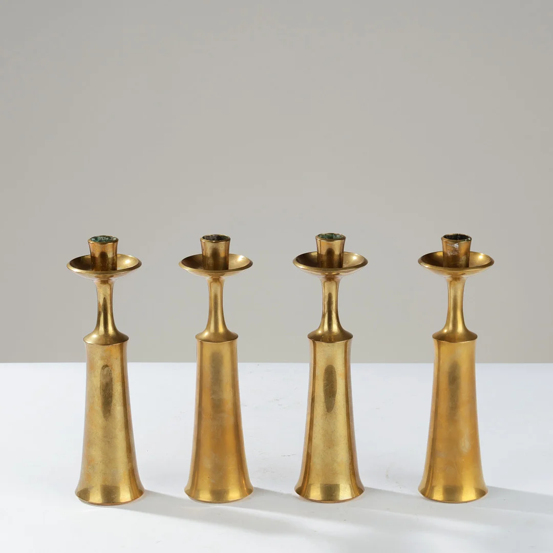 JENS HARALD QUISTGAARD (1919-2008). Sæt af fire lysestager af messing, Dansk Designs, model 853, Danmark, formgivet i 1956, (4). — Candlesticks — Palsgaard Kunstauktioner