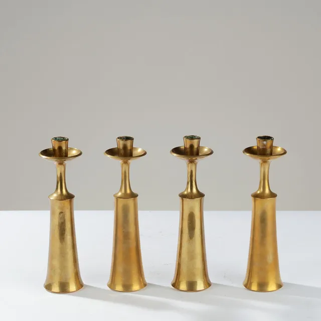 JENS HARALD QUISTGAARD (1919-2008). Sæt af fire lysestager af messing, Dansk Designs, model 853, Danmark, formgivet i 1956, (4).