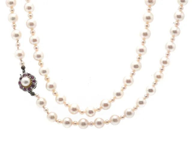 PÄRLCOLLIER, lås i 18K vitguld, rubiner, odlade pärlor, längd 78 cm, pärlor ca 7,9-3-5 mm, vikt 49,5 g, limmrester på pärlan i låset.