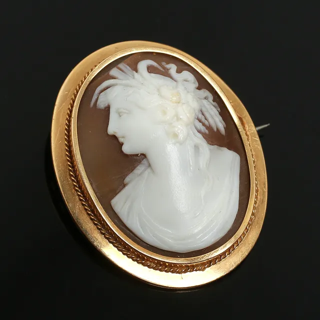 BROSCH, 18K guld med snäckskalskamé, Linköping 1916.