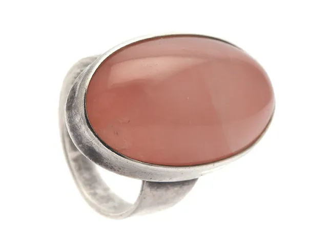 NE FROM, ring, sterlingsilver, 1 oval cabochonslipad rosenkvarts, Danmark, stl 14,50 mm, vikt 7,9 g, nagg.