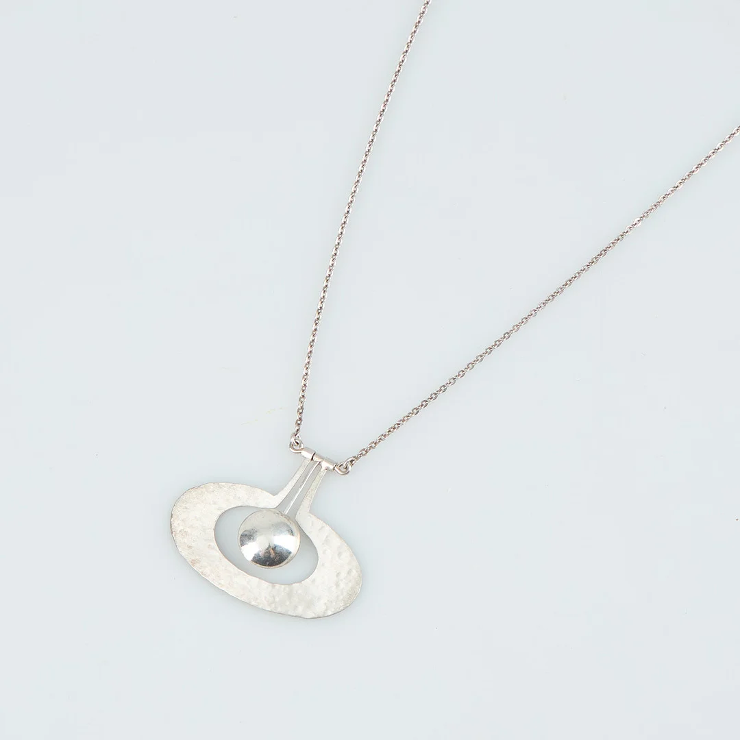 TAPIO WIRKKALA. HÄNGE, Päron, silver, Hopeakeskus, Tavastehus 1975. — Brooches & Pendants — Stockholms Auktionsverk Helsinki