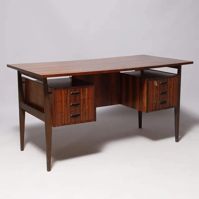 Fritstående skrivebord med seks skuffer, palisander, beslag af messing, Dansk Møbelproducent, Danmark, ca. 1950/60'erne.