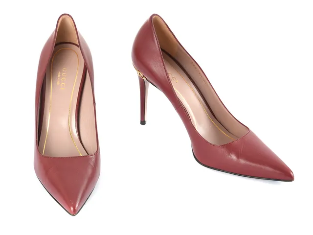 SKOR, GUCCI, pumps, rött läder, detalj i gulmetall, stl 37, klack 9,5cm, skopåse, kartong.