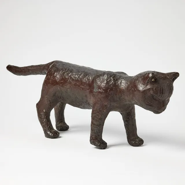 MOLLIE FAUSTMAN. Katt, brunpatinerad brons, 20 x 56 cm.