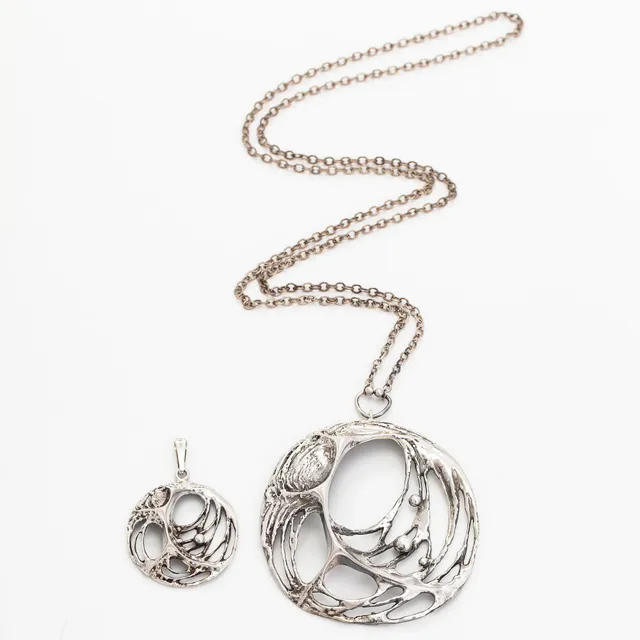 Karl Laine, hängen, "Spider web", 2 st, silver, Åbo 1970-tal.