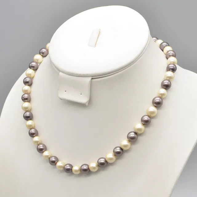 DESIGNER-PERLENCOLLIER AUS MUSCHELKERNPERLEN, ZWEIFARBIG, VERGOLDETER MAGNETVERSCHLUSS AUS STERLINGSILBER, SPÄTES 20. JAHRHUNDERT.