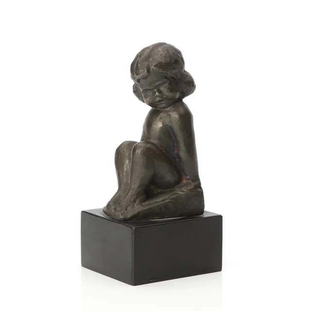 CARL EINAR BORGSTRÖM. SKULPTUR. Patinerad vitmetall på träsockel. Sittande flicka. Stämpelsignerad CEB.