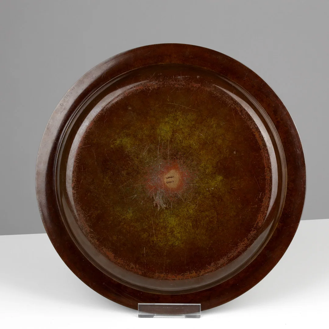 Cirkulært fad af patineret bronze med ætset dekoration i form af gudemotiv, Art Deco, dansk formgiver, Danmark, ca. 1920/1930'erne. — Other metals — Palsgaard Kunstauktioner