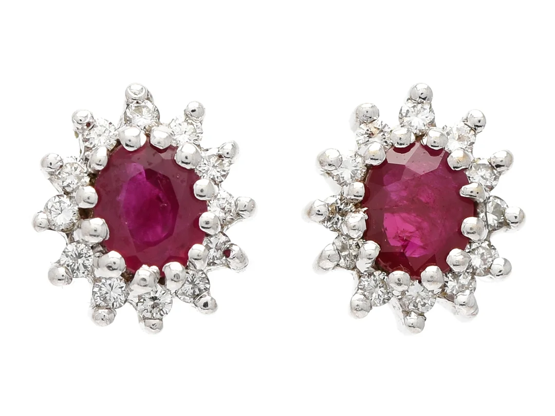 CARMOSÈÖRHÄNGEN, 18K guld/vitguld, 2 rubiner, 24 briljantslipade diamanter ca 0,24 ctv, stift, vikt 2,9 g. — Smycken/Örhängen — Kaplans