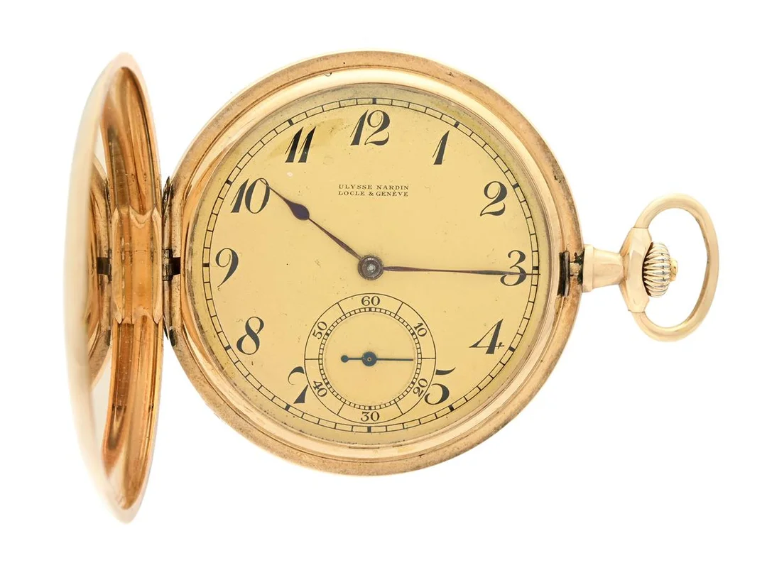 ULYSSE NARDIN, Locle & Genève, fickur, 49,5 mm, savonett, Serie nr. 108925, Boett nr. 319404, 14K guld, ankargång, skadad urtavla, gravyr, monogram, innerlock i 14K guld, bucklor, ca 1920. — Klockor/Ulysse Nardin — Kaplans