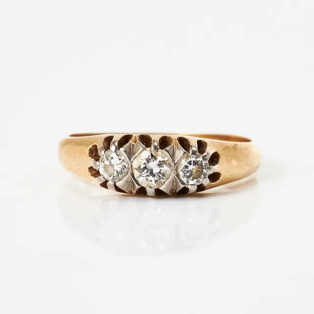 RING, 18 k guld, dekor med 3 briljanter totalt ca 0,40 ct, Juvelerare AB J. Petterssons Eftr., Stockholm 1952.