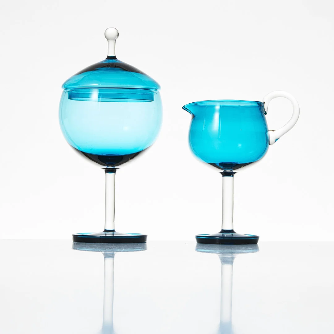 NANNY STILL. Bonbonjär med lock och kanna "Harlekiini", Riihimäen lasi, turkos och klarglas, i tillverkning 1959-1968. — Art glass — Stockholms Auktionsverk Magasin 5