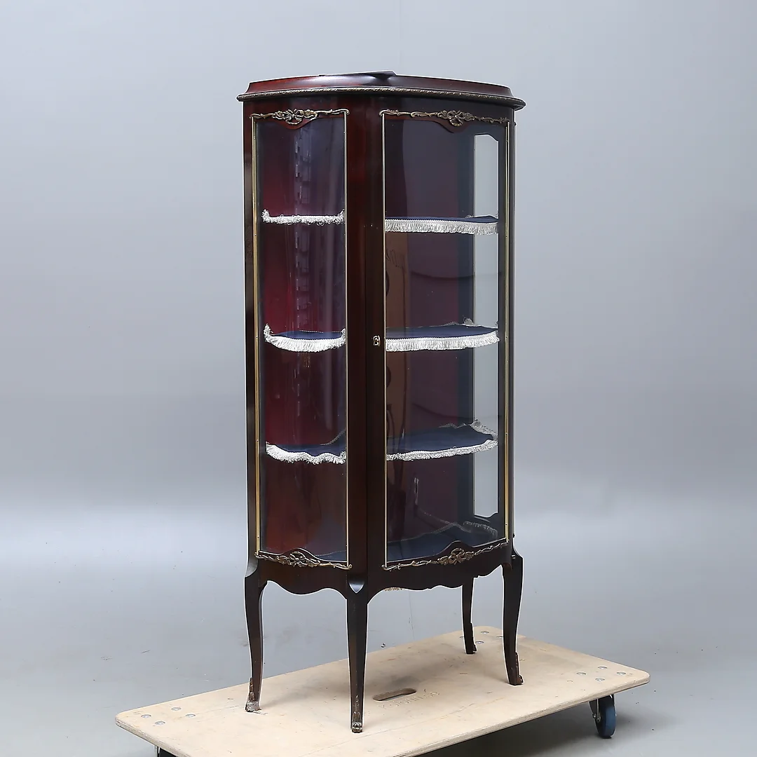 VITRINSKÅP, Louis XVI-stil, 1900-tal. — Cupboards, Cabinets & Shelves — Auktionshuset Kolonn