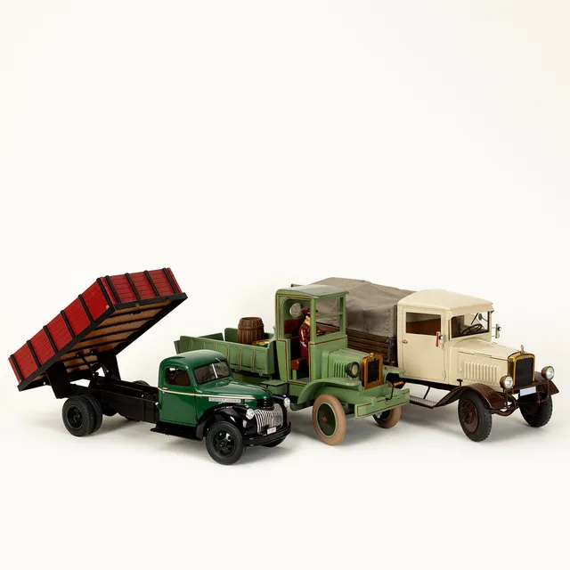 Drei verschiedene LKW / Pritschenwagen (3).