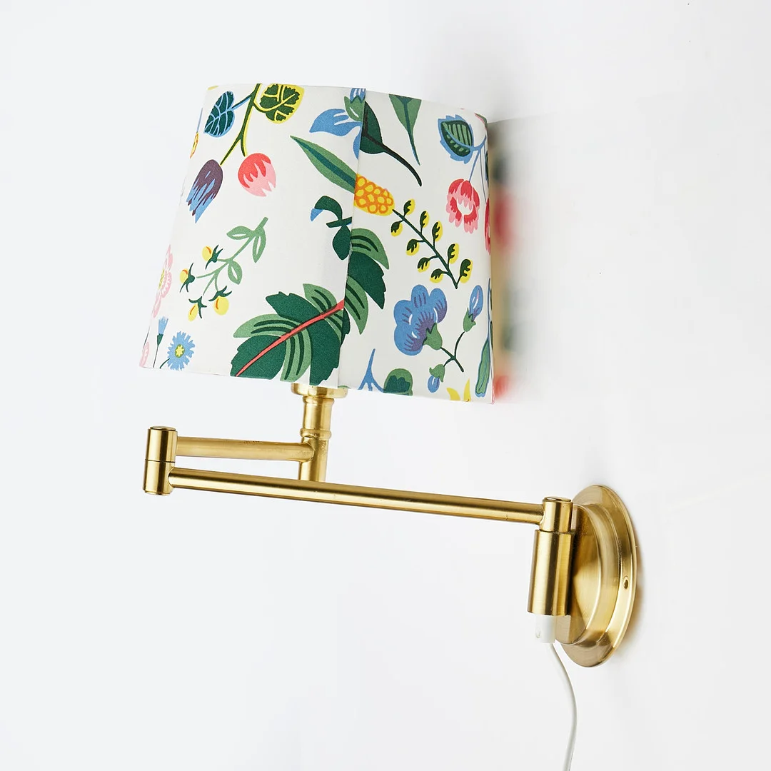 VÄGGLAMPA, mässing, reglerbar, skärm med mönster "Mille Fleurs", vit bakgrund, formgivet av Josef Frank för Firma Svenskt Tenn. — Wall Lights — Stockholms Auktionsverk Sickla