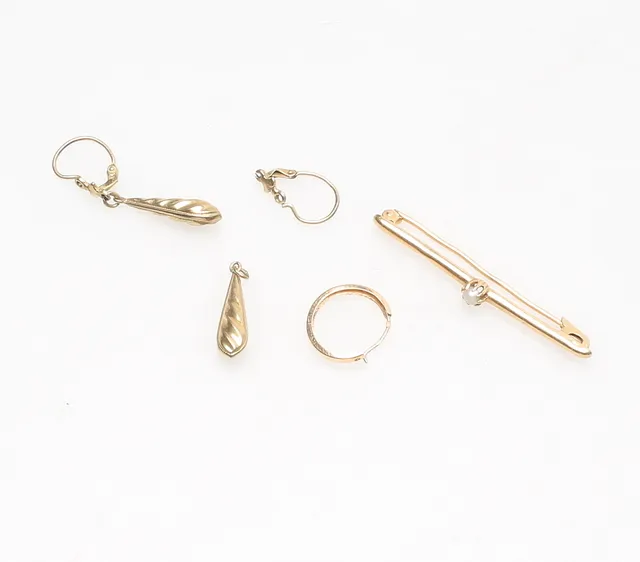 SKROTGULD, fem delar, ca 3 gram, 8K-18K.