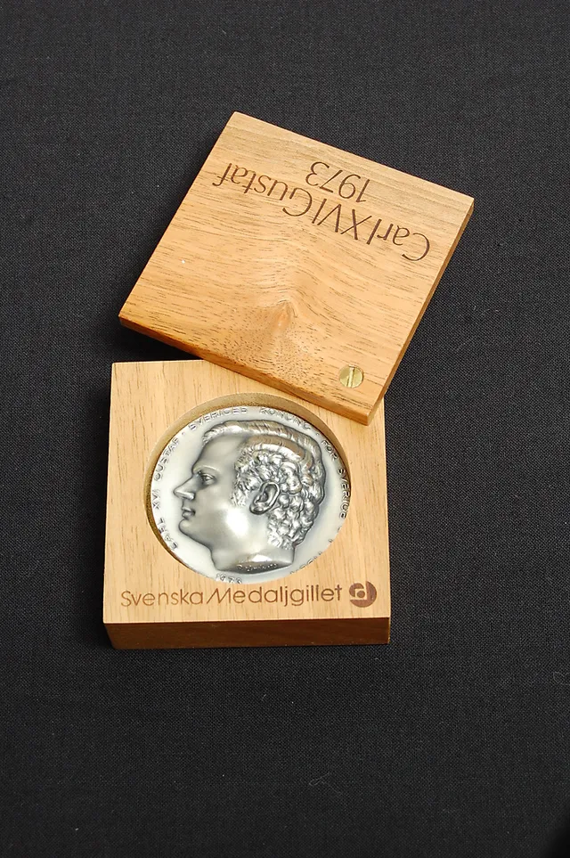 MINNESPLAKETT, silver, Carl XVI Gustaf 1973, i originalschatull, vikt 76 g.