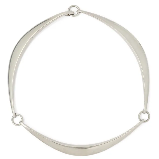 An openable neck ring of sterling silver. Weight app. Inner diam. app. 12.5 cm.