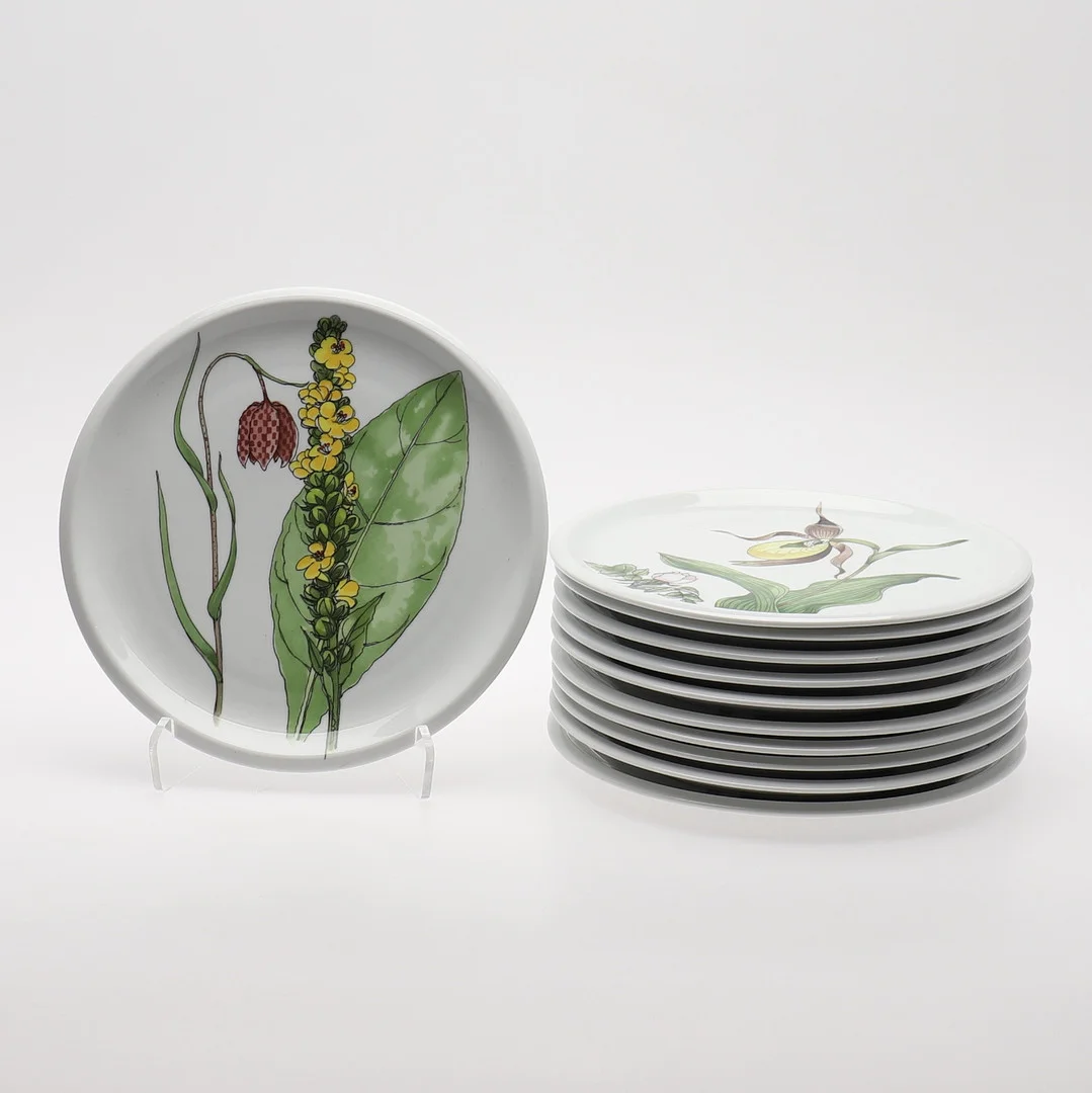 MARGUERITE WALFRIDSSON. TALLRIKAR "MIDSOMMAR", för IKEA, 11 stycken. — European — Crafoord Auktioner Lund