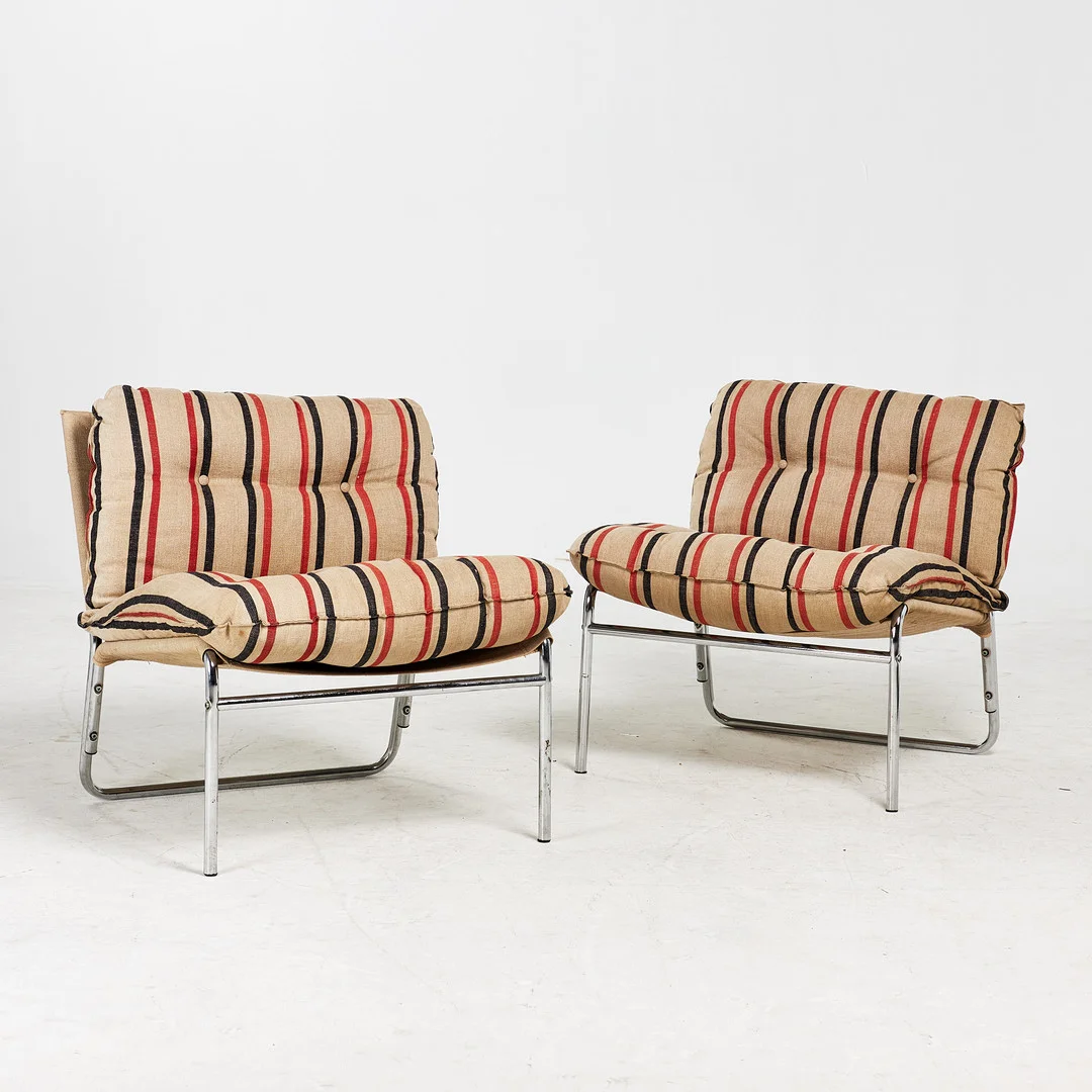 GILLIS LUNDGREN. FÅTÖLJER, ett par, 1970/80-tal, "Set", Ikea, stomme i kromade stålrör, med lösa plymåer i randig linneklädsel. — Armchairs & Chairs — Stockholms Auktionsverk Sickla