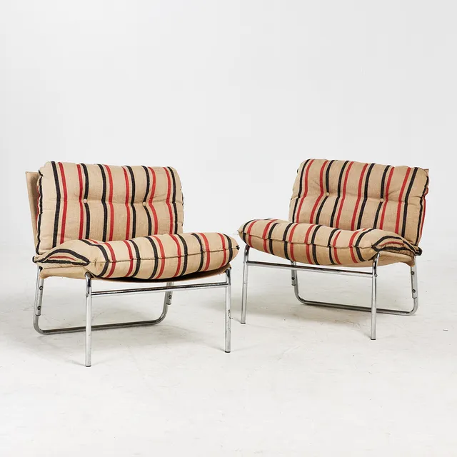GILLIS LUNDGREN. FÅTÖLJER, ett par, 1970/80-tal, "Set", Ikea, stomme i kromade stålrör, med lösa plymåer i randig linneklädsel.