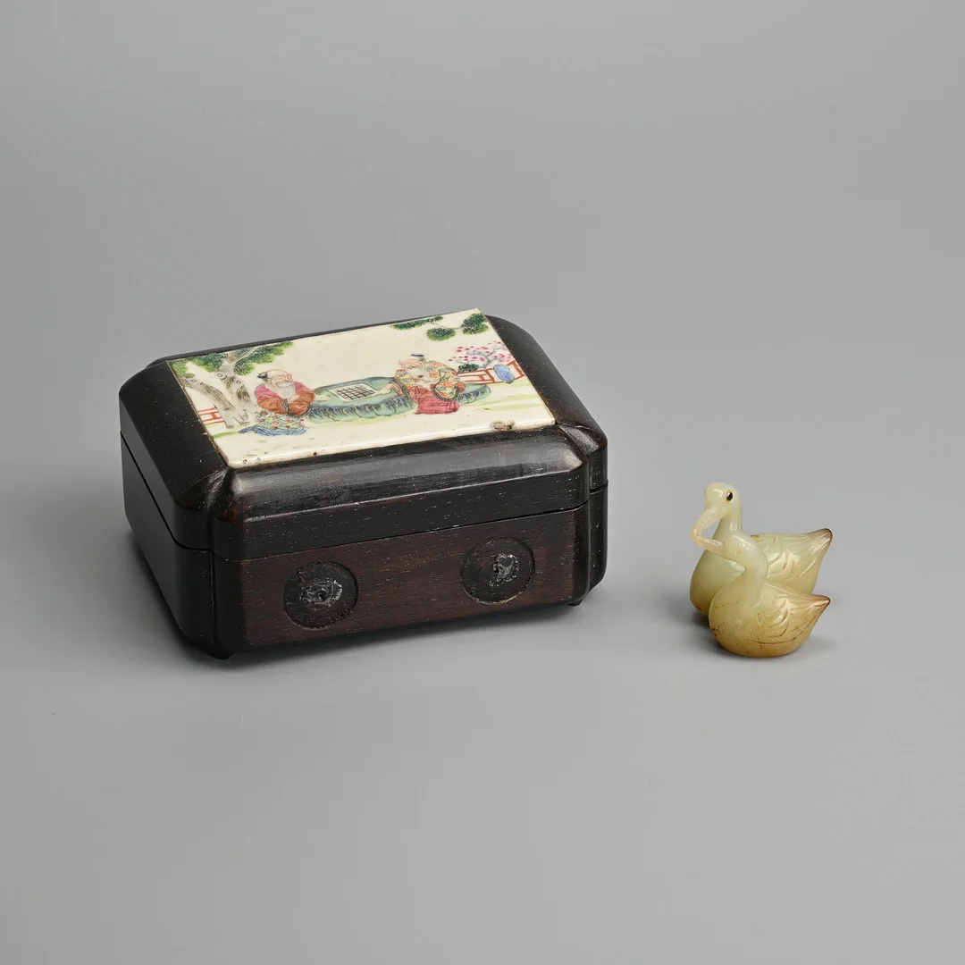 A CHINESE HARDWOOD PORCELAIN MOUNTED BOX AND COVER, EARLY 20TH CENTURY AND A VINTAGE CARVED CELADON AND RUSSET JADE GROUP OF DUCKS. — Wood — Ma San Auction