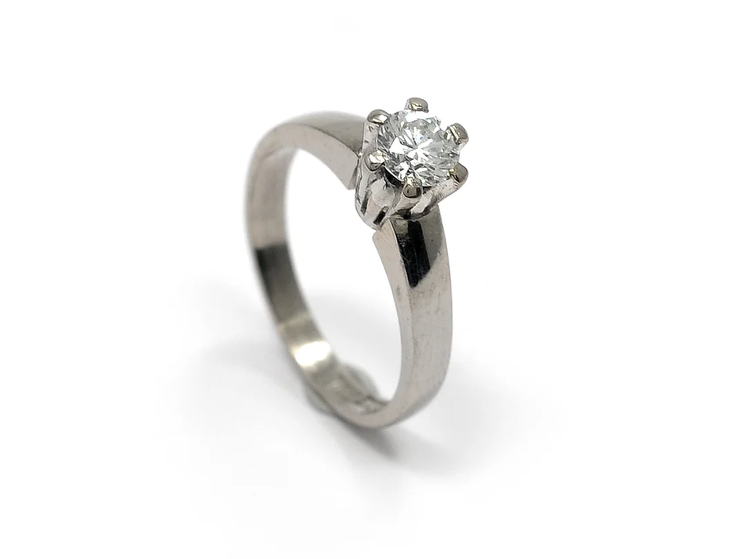 ENSTENSRING, 18K vitguld, briljant ca 0,35 ct, W/VVS, Schöttle & co Norrköping 1994, storlek 15 mm, vikt 3,6 g. — Smycken/Enstensring — Kaplans