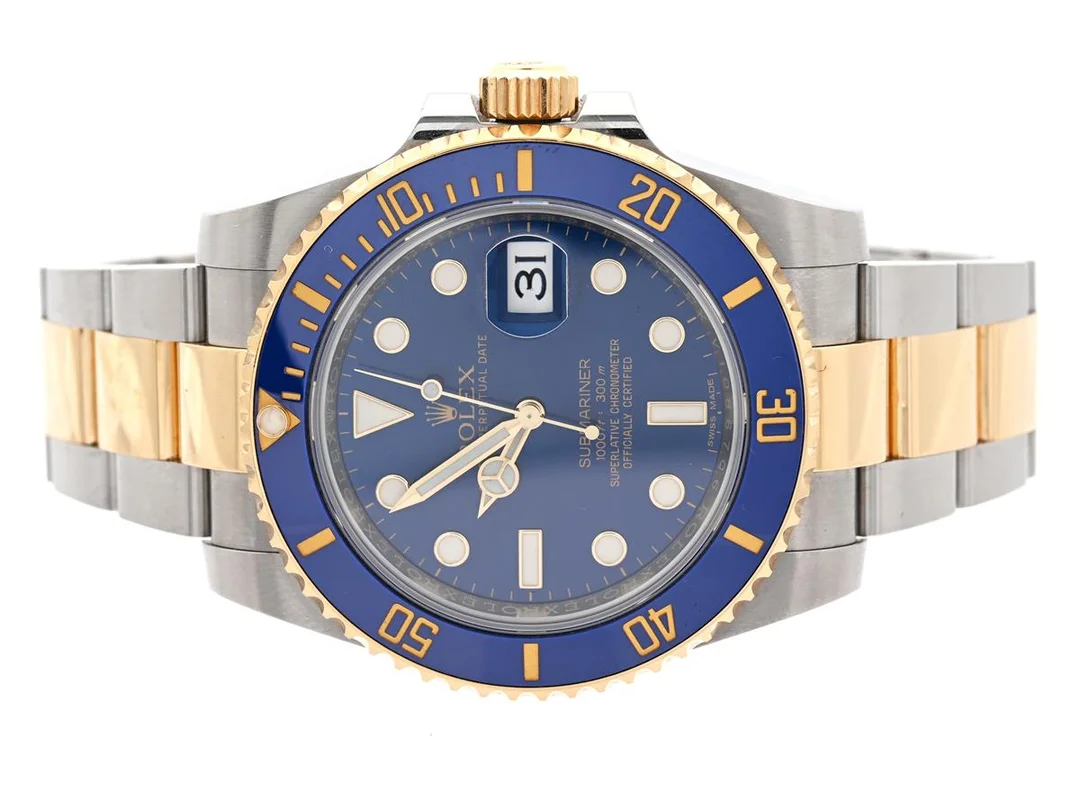 Rolex, Oyster Perpetual Date, Submariner, (1000ft = 300 m), 40 mm, stål/guld, ref. 116613LB, snr. V10867Q6, cal 3135, automatisk, safirglas, datum, blå keramisk ring (Cerachrom), Fliplocklänk, viklås (Glidelock), tag, manual, cert -15, box, ytterkartong. — Klockor/LIP — Kaplans