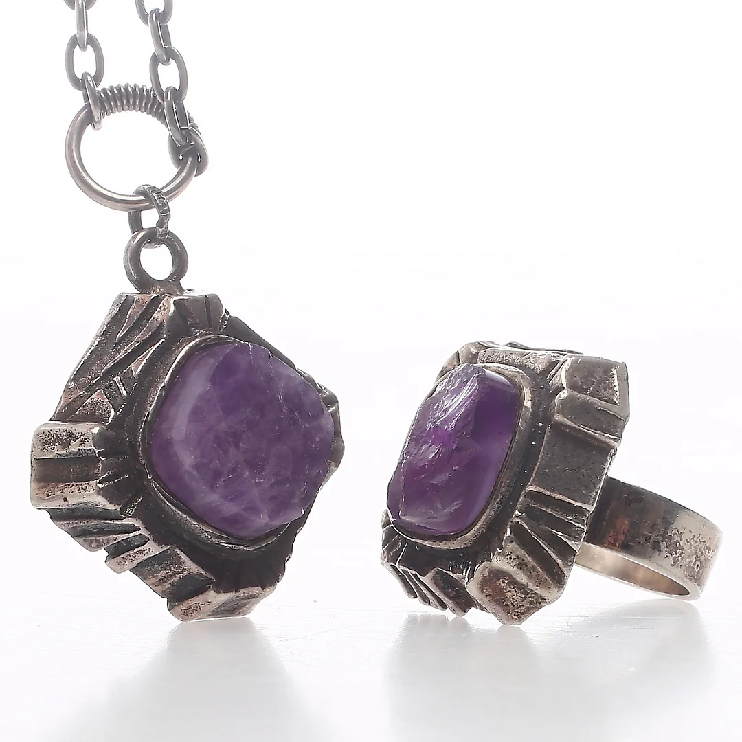 PENTTI SARPANEVA, Halsband samt ring, silver med ametister, Torun Hopea, Åbo, Finland, 1970-tal. — Jewellery Suites — Auktionshuset Kolonn