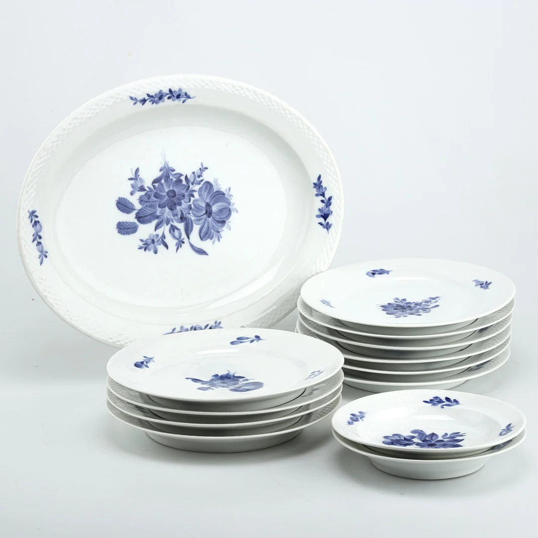 ROYAL COPENHAGEN, servisdelar 'Blå Blomst', tillverkade ca 1898-1923. — Tableware — Stockholms Auktionsverk Helsingborg