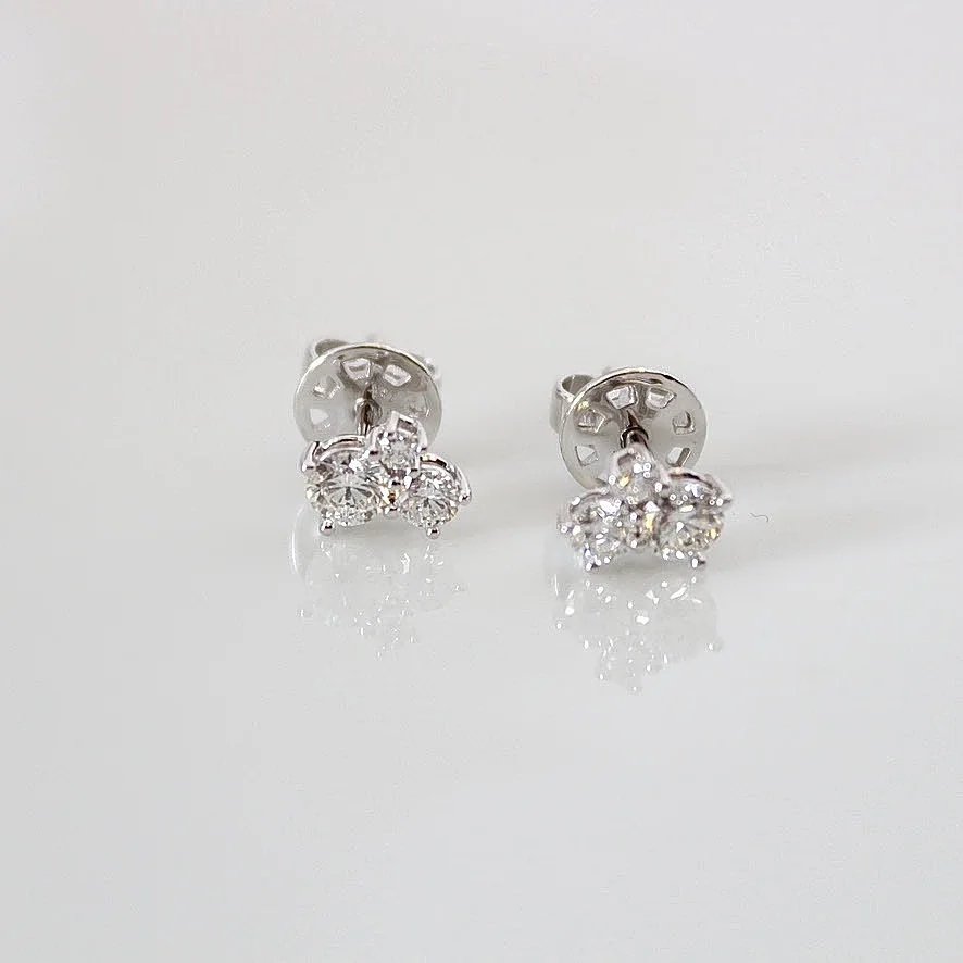 DIAMANTÖRHÄNGEN, ett par, 0,57ct vitguld 18K. — Earrings — Halmstads Auktionskammare