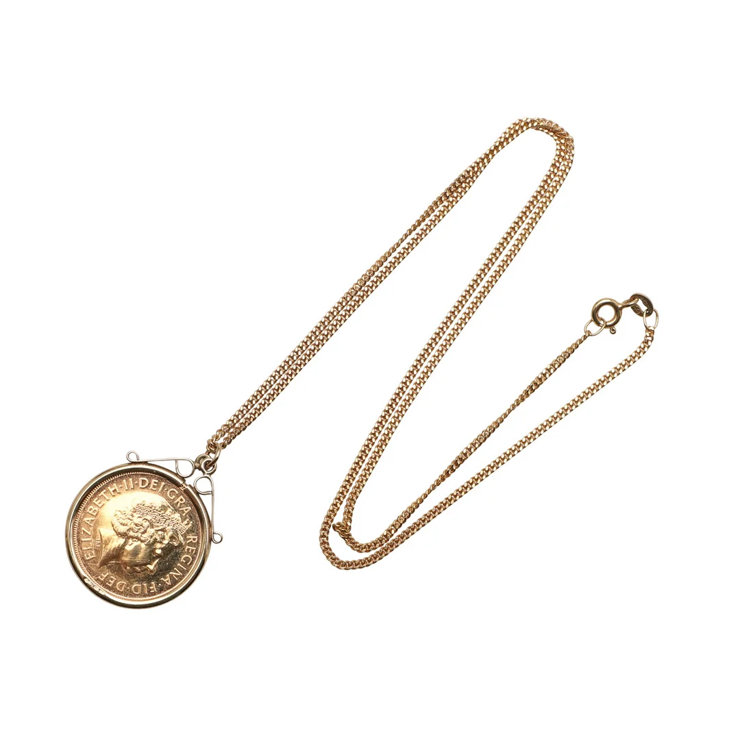 A 2000 GOLD SOVEREIGN IN 9CT GOLD PENDANT MOUNT AND CHAIN. — Brooches & Pendants — Lawrences Auctioneers