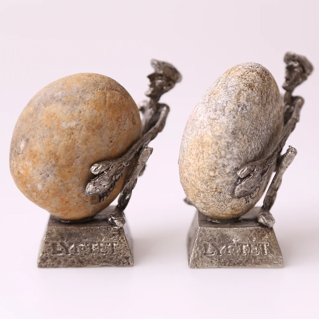 HENRY GUSTAFSSON. SKULPTURER, ett par snarlika, tenn & sten, "LYFTET", Henry Gustafsson, 1990-tal. — Sculptures & Bronzes — Leiflers Auktionshus
