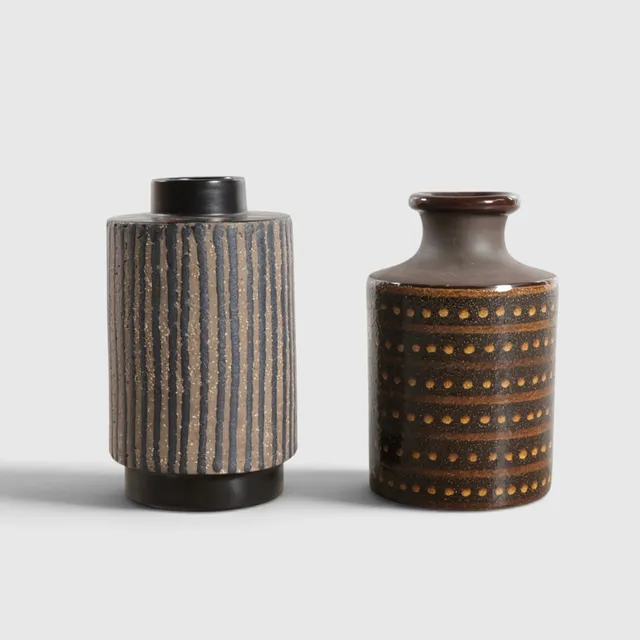 MARI SIMMULSON M.FL. To vaser af glaseret stentøj, udført i Sverige, 1960-70'erne (2).