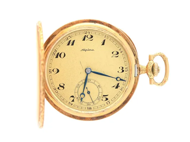 ALPINA, fickur, 49 mm, savonett, Cal 332, Serie nr. 627426, Boett nr. 435058, 18K guld, ankargång, saknar glas, skadad urtavla, gravyr, monogram, innerlock i 18K guld, bucklor, ca 1930, läderpåse.